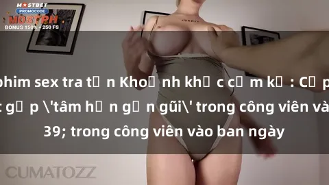phim sex tra tấn Khoảnh khắc cấm kỵ: Cặp đôi bị bắt gặp 'tâm hồn gần gũi' trong công viên vào ban ngày